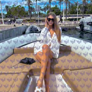 Имя: Адара, Возраст: 24, Грудь: 2