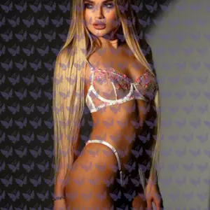 Имя: Бринн, Возраст: 23, Грудь: 1