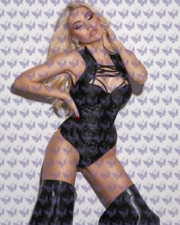 Имя: Дафна, Возраст: 27, Грудь: 2