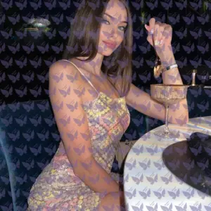 Имя: Электра, Возраст: 21, Грудь: 2