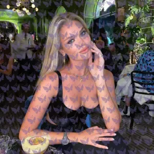 Имя: Элия, Возраст: 24, Грудь: 2