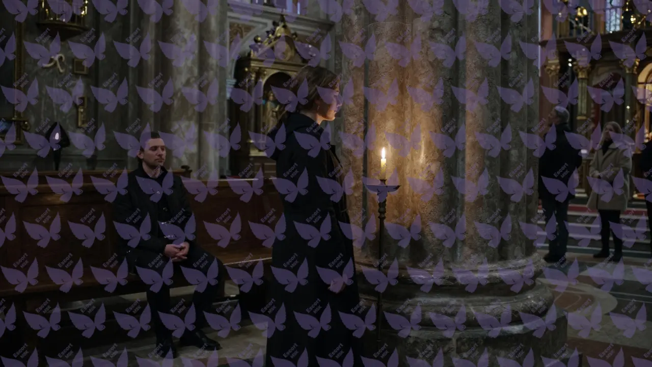 Люди в тишине древнего собора, освещённые свечами, в атмосфере уединения.