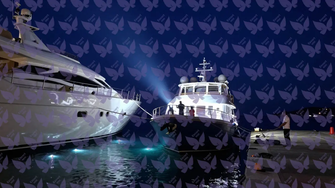 Ночная швартовка яхты с помощью эскорт-судна в узкой защищённой бухте.