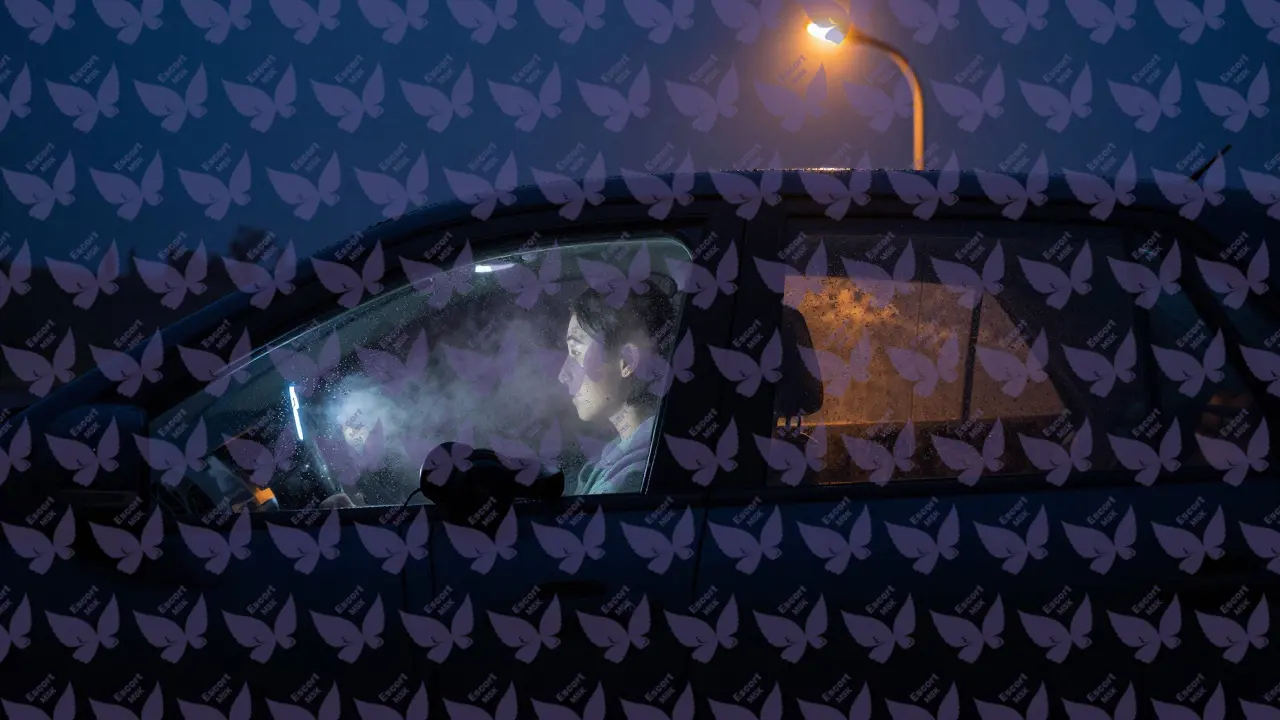 Машина под фонарём ночью, на пассажирском сиденье &mdash; наушники, капли дождя на стекле.