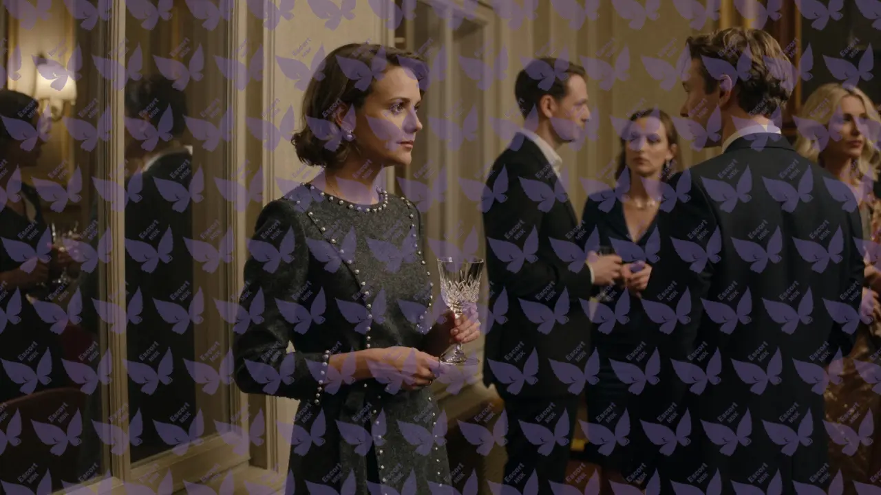 Женщина в минималистичном платье на приёме посольства Швеции, спокойно присутствует среди гостей.