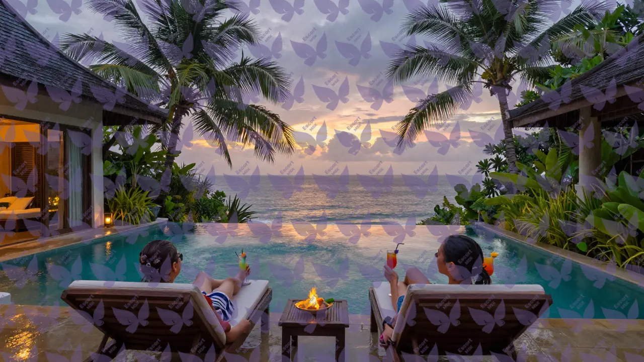 Частный бассейн виллы на Пхукете при закате, тропики и океан на фоне.