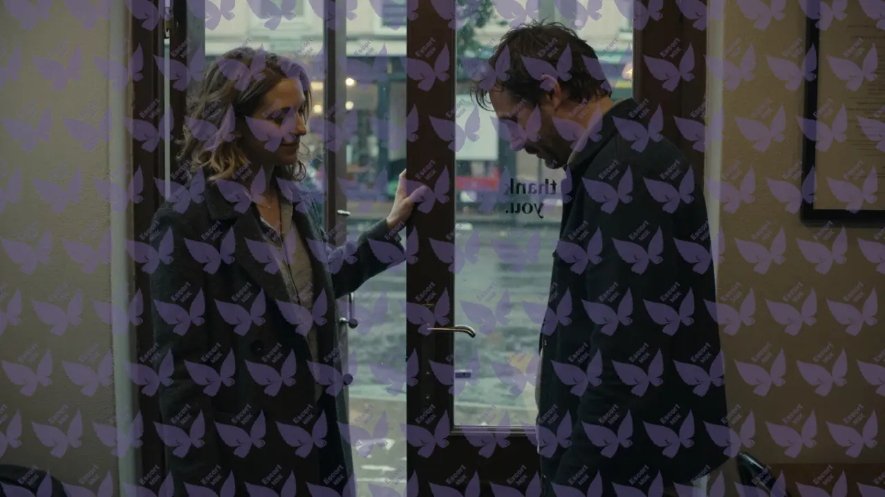 Мужчина прощается с женщиной у двери кафе, дождь на улице, момент тихого и достойного завершения встречи.