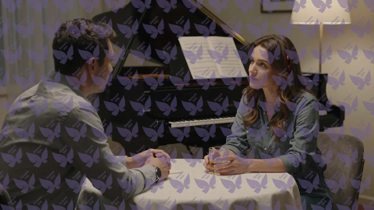 Женщина и мужчина за ужином в тишине, выражение глубокого внимания и эмпатии.