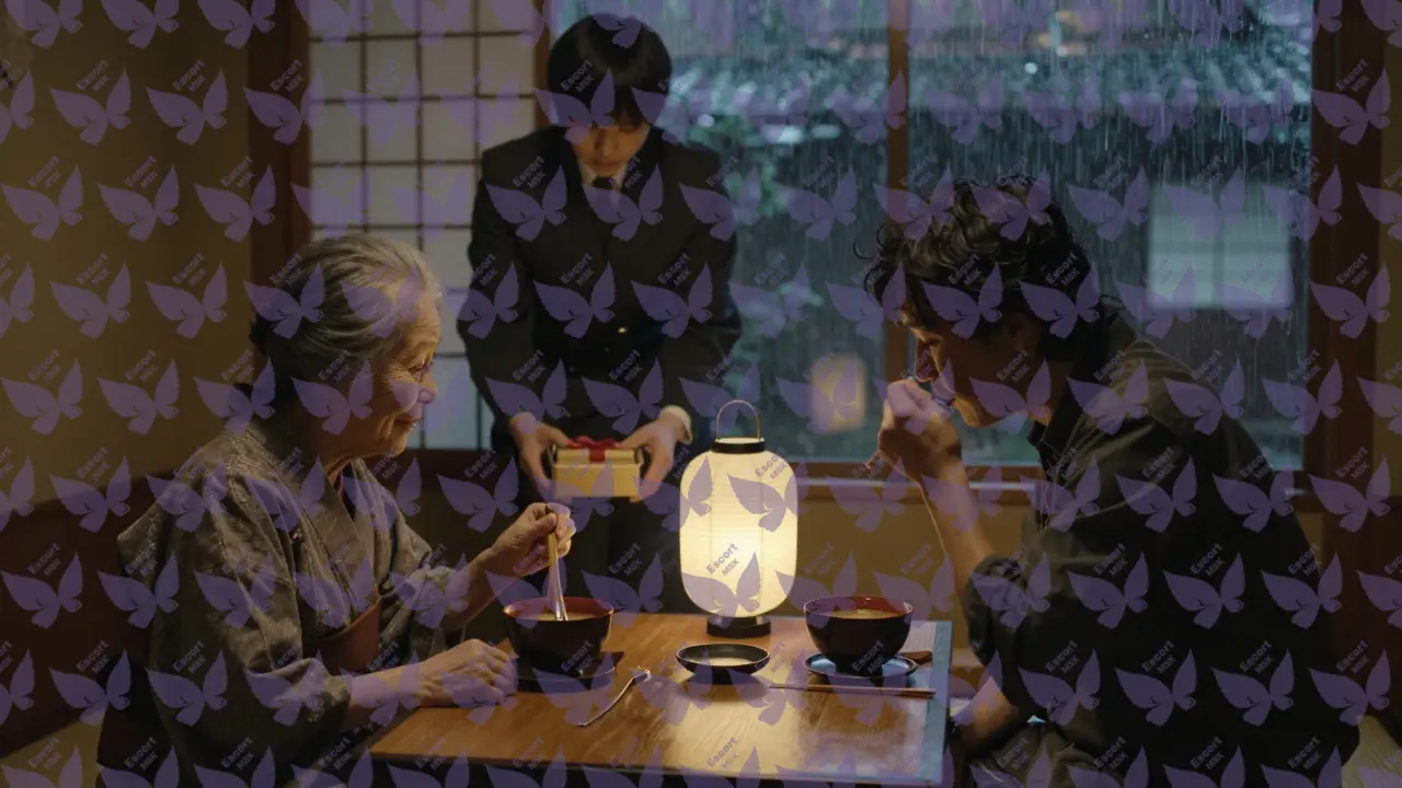 Путешественник пьёт мисо-суп в тихой японской чайной с местной женщиной