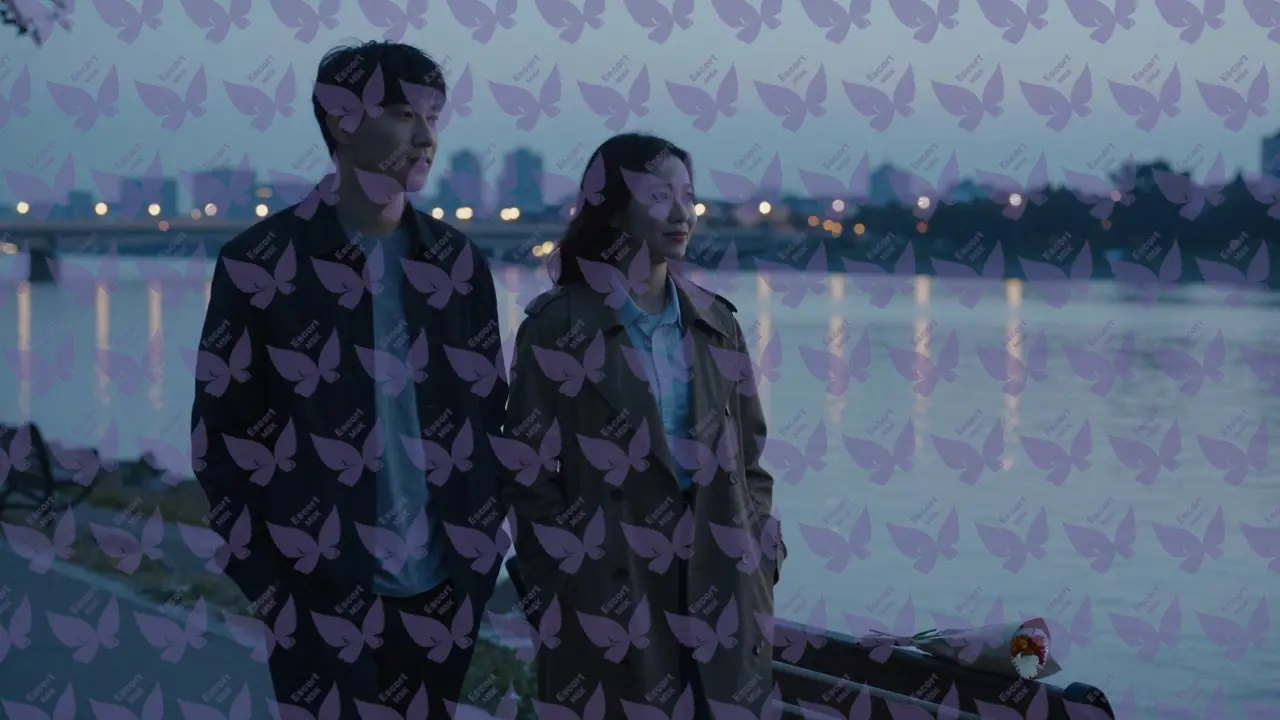 Пара прогуливается по набережной на закате, городские огни отражаются в воде, между ними &mdash; тишина и уважение.