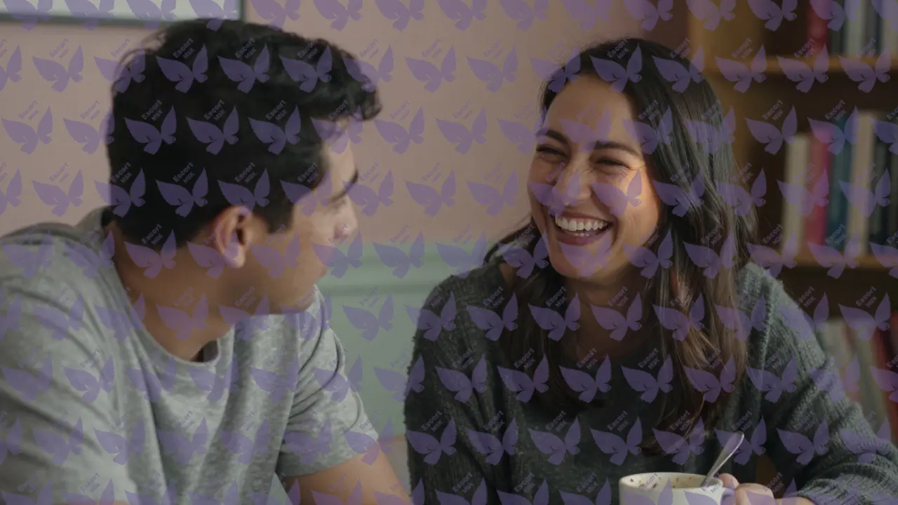 Женщина с нежной улыбкой, мужчина внимательно слушает, между ними чашка кофе и ложка &mdash; момент тишины и искренности.