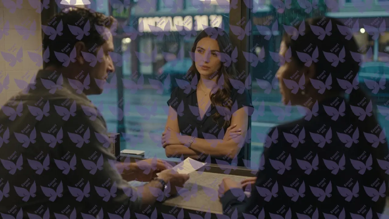 Мужчина тихо расплачивается за ужин, женщина стоит в стороне, вечер заканчивается без слов и жестов.