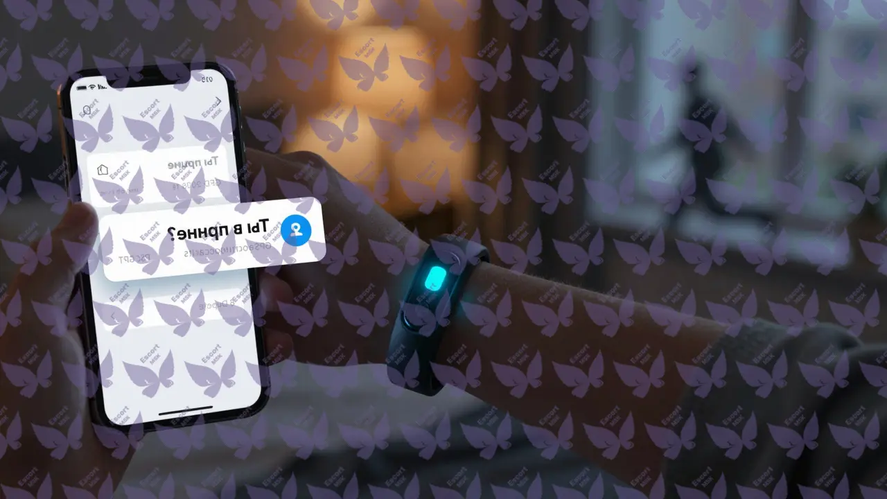 Браслет с кнопкой экстренного вызова на запястье, на экране телефона &mdash; запрос о состоянии.