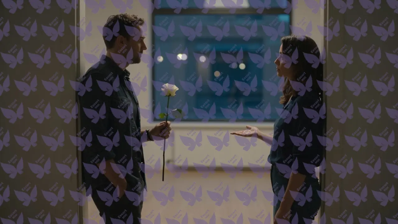 Мужчина держит белую розу у входа в нейтральное пространство, женщина стоит внутри, оба в тишине и взаимном уважении.