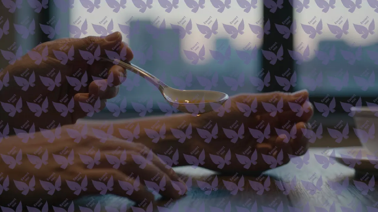 Деталь рук: ложка с каплей кофе и расслабленная рука на столе, за окном &mdash; сумерки города, без лиц, только присутствие.