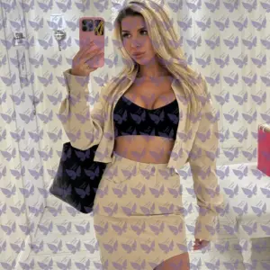 Имя: Керри, Возраст: 25, Грудь: 3