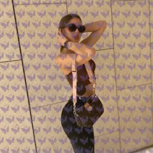 Имя: Кортни, Возраст: 24, Грудь: 2