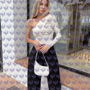 Имя: Лана, Возраст: 22, Грудь: 1