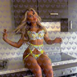 Имя: Лориэль, Возраст: 24, Грудь: 2