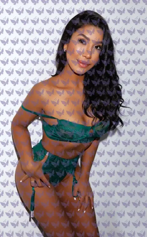 Имя: Мел, Возраст: 23, Грудь: 3