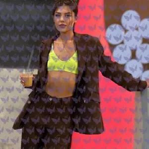 Имя: Мия, Возраст: 25, Грудь: 2