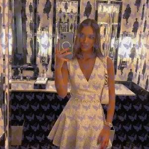 Имя: Николь, Возраст: 26, Грудь: 1