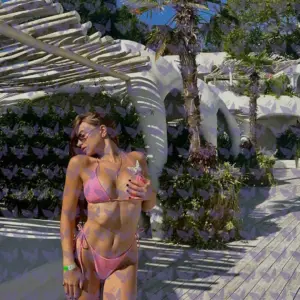 Имя: Ноэль, Возраст: 19, Грудь: 2