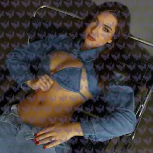 Имя: Селена, Возраст: 25, Грудь: 2